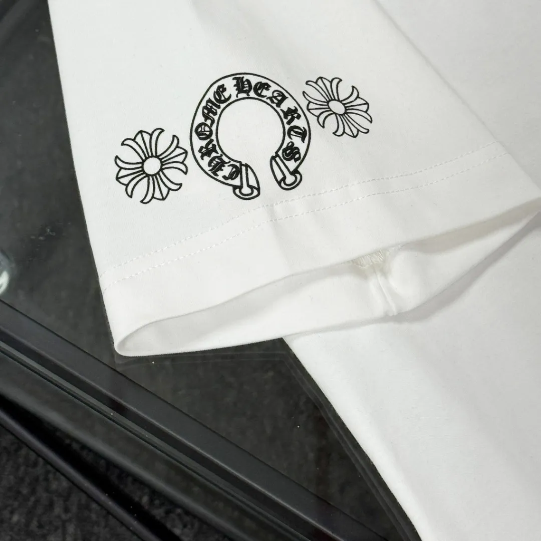P170 Chrome Hearts 25 high-end versions. The fabric is made of 300 grams of high-density pure cotton. It does not deform or shrink. It has three labels. It is the same style for men and women. Technology: suede foaming + digital printing. Color: white, black. SIZE: S-XL.